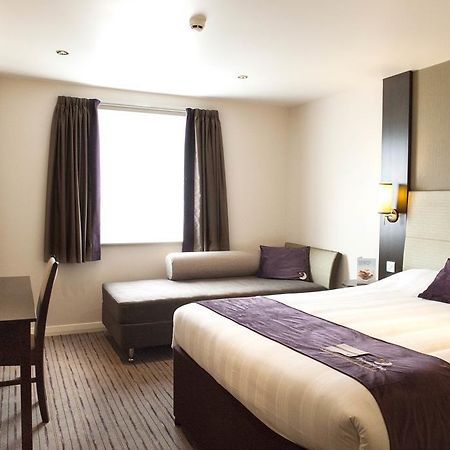 Premier Inn Basingstoke West ภายนอก รูปภาพ
