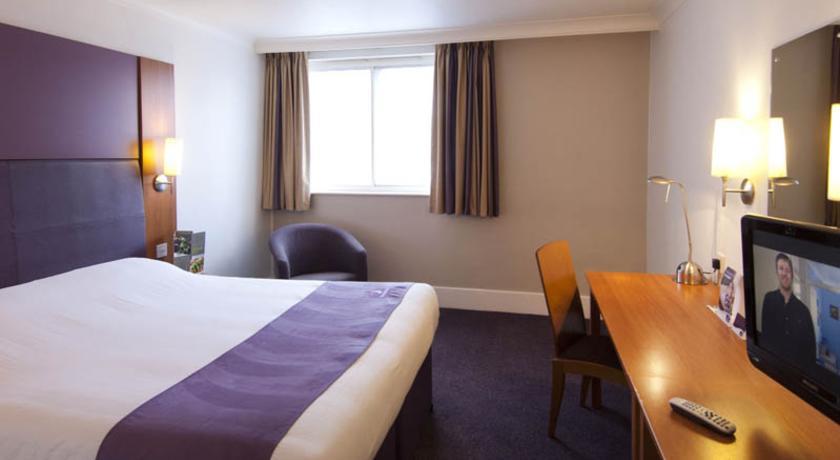Premier Inn Basingstoke West ภายนอก รูปภาพ