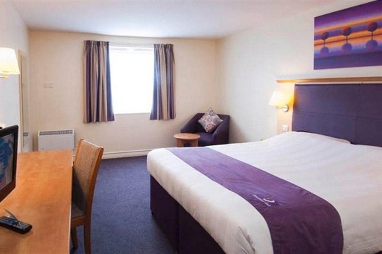 Premier Inn Basingstoke West ภายนอก รูปภาพ