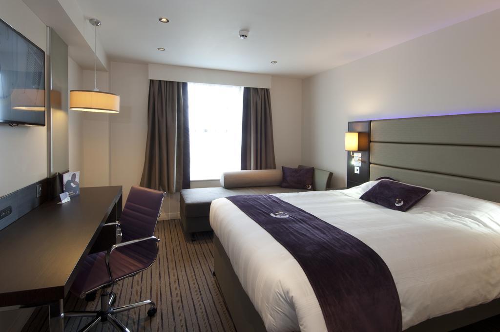 Premier Inn Basingstoke West ภายนอก รูปภาพ