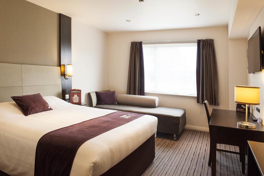 Premier Inn Basingstoke West ภายนอก รูปภาพ