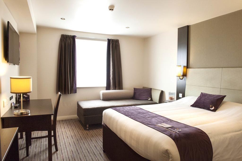 Premier Inn Basingstoke West ภายนอก รูปภาพ