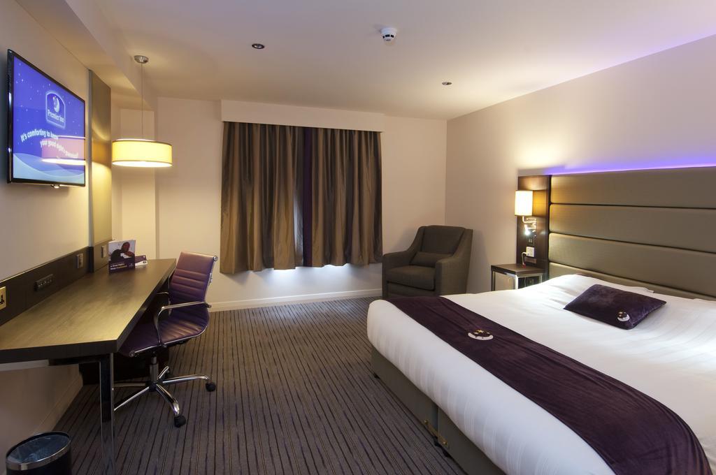 Premier Inn Basingstoke West ภายนอก รูปภาพ