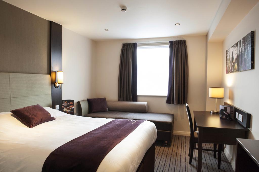 Premier Inn Basingstoke West ภายนอก รูปภาพ