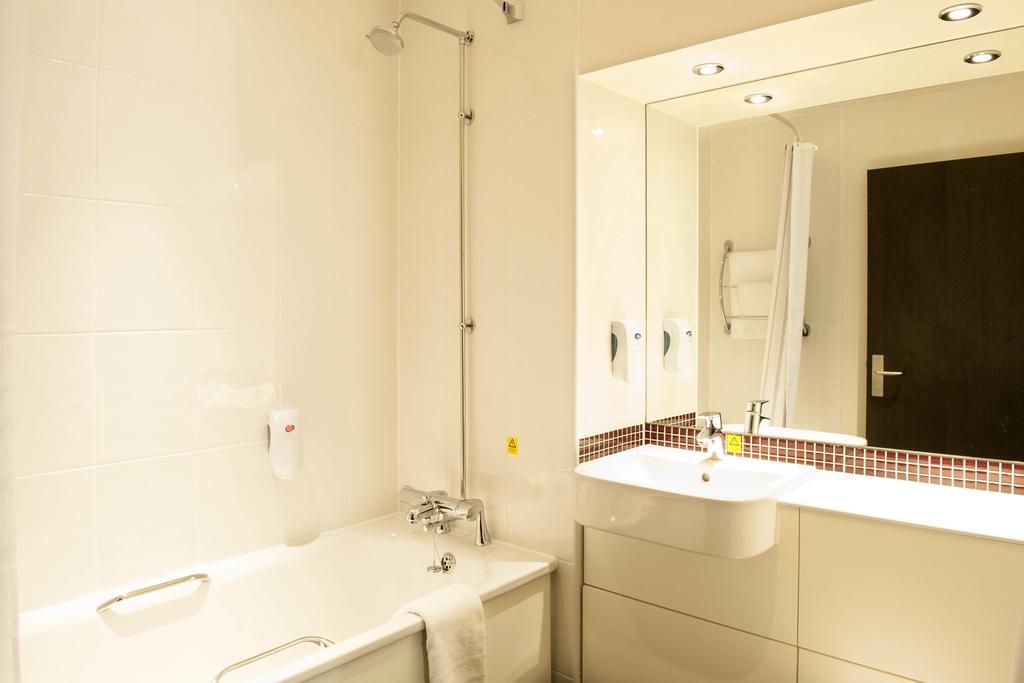 Premier Inn Basingstoke West ภายนอก รูปภาพ