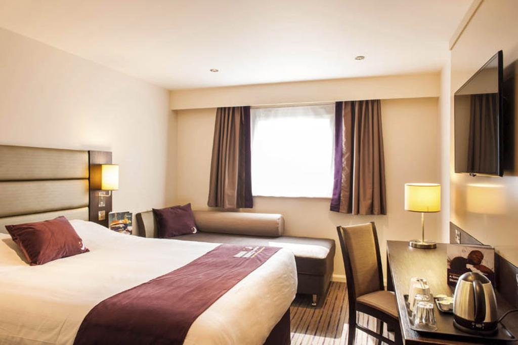 Premier Inn Basingstoke West ภายนอก รูปภาพ