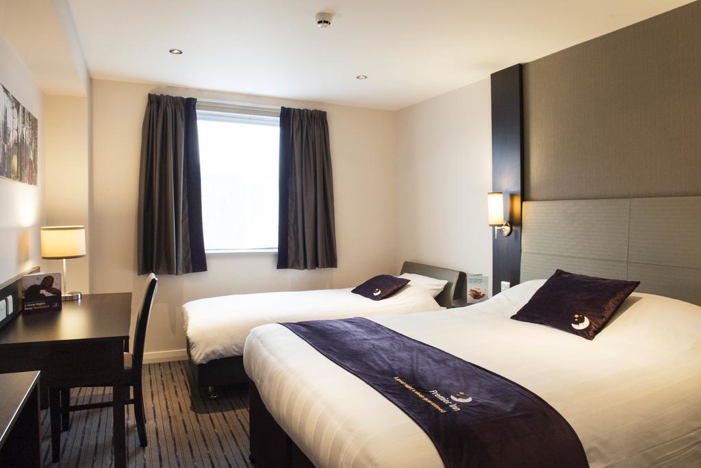 Premier Inn Basingstoke West ภายนอก รูปภาพ