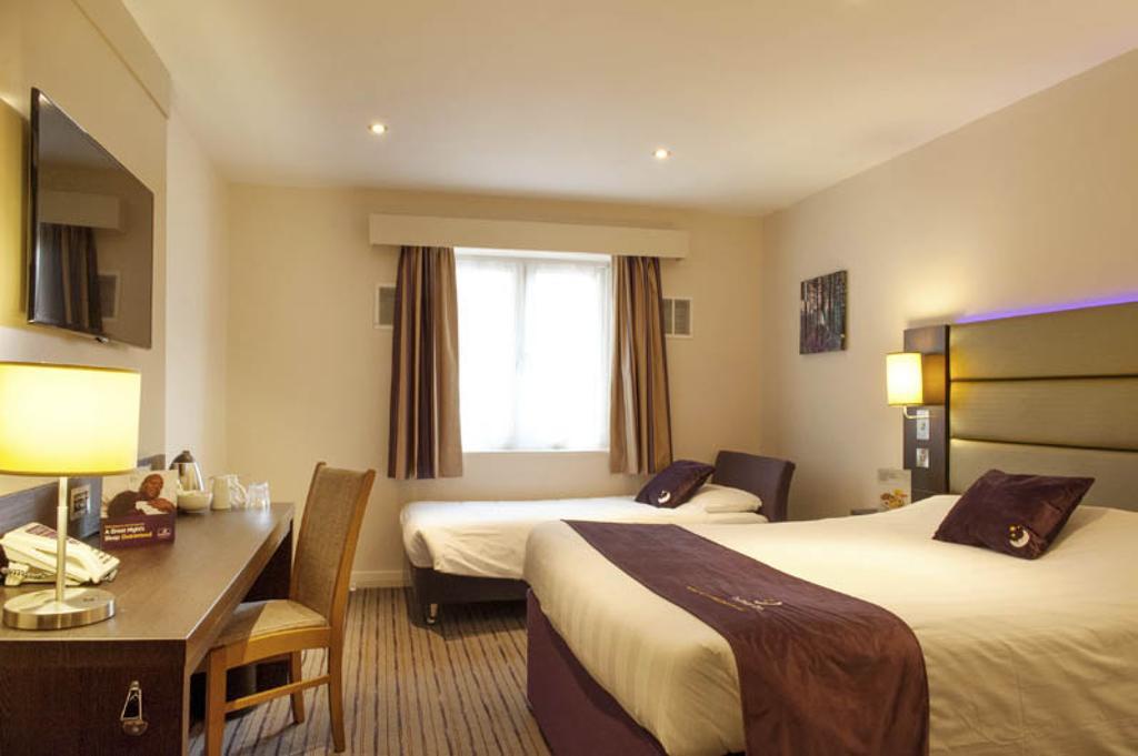 Premier Inn Basingstoke West ภายนอก รูปภาพ