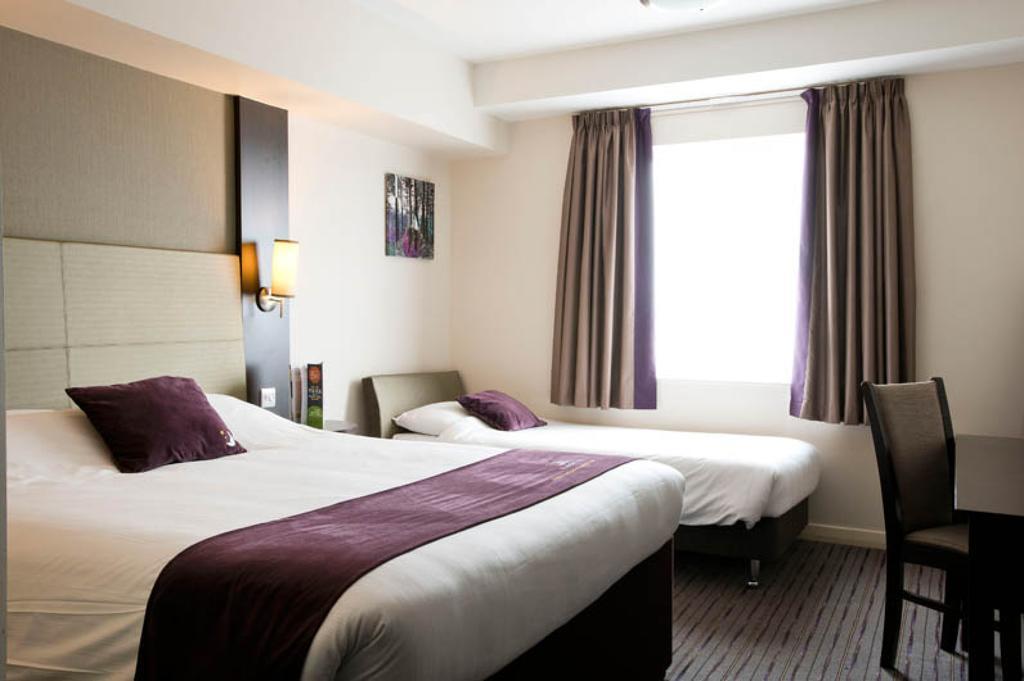 Premier Inn Basingstoke West ภายนอก รูปภาพ