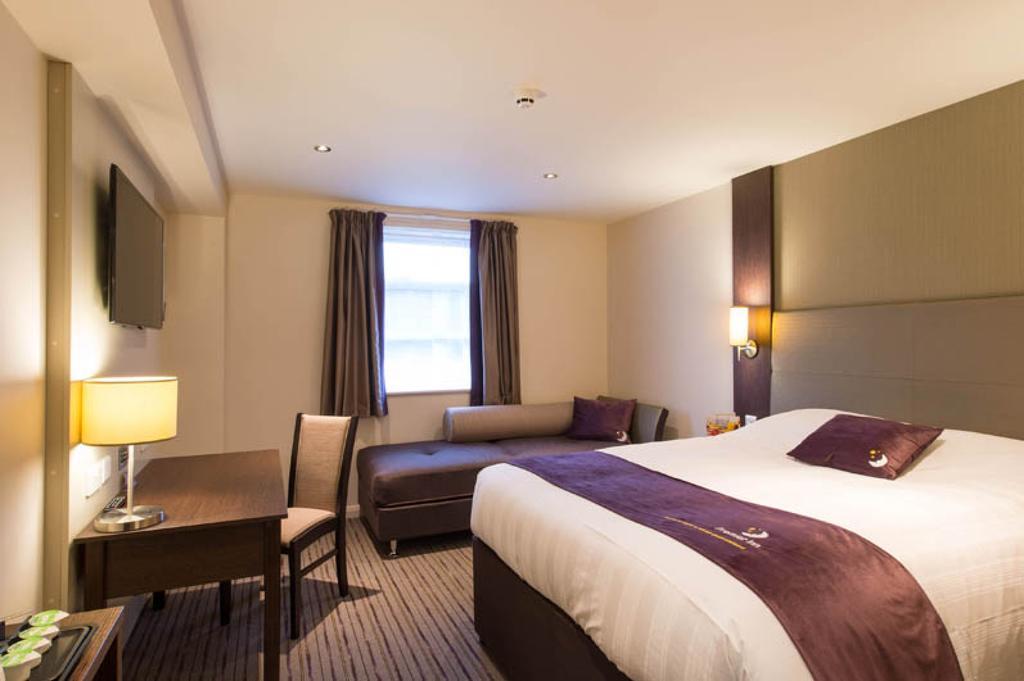 Premier Inn Basingstoke West ภายนอก รูปภาพ