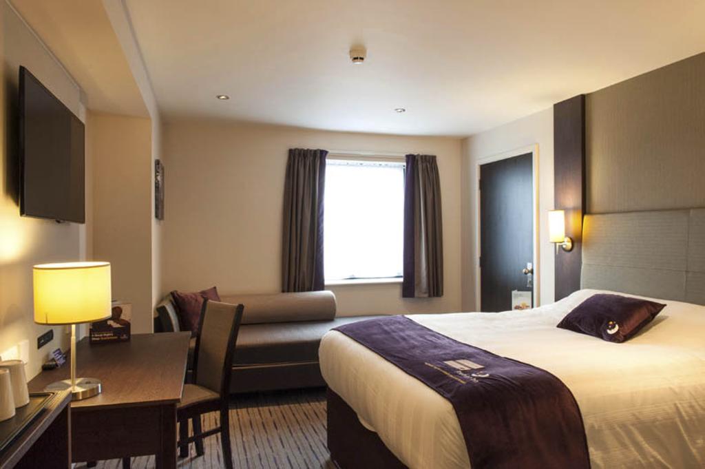 Premier Inn Basingstoke West ภายนอก รูปภาพ