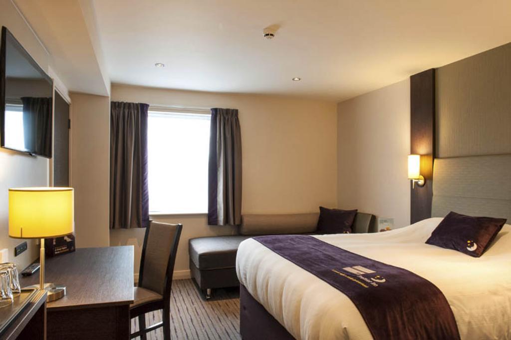 Premier Inn Basingstoke West ภายนอก รูปภาพ