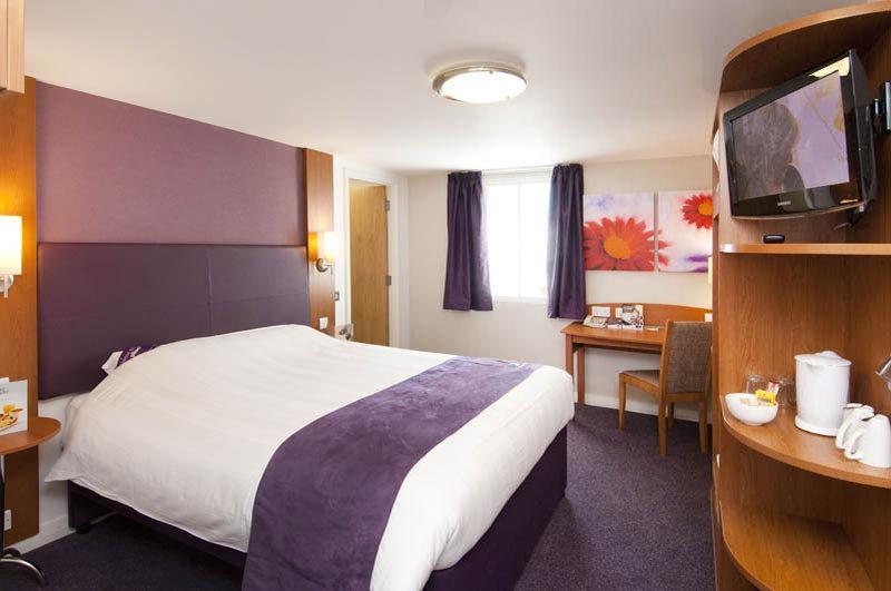 Premier Inn Basingstoke West ภายนอก รูปภาพ
