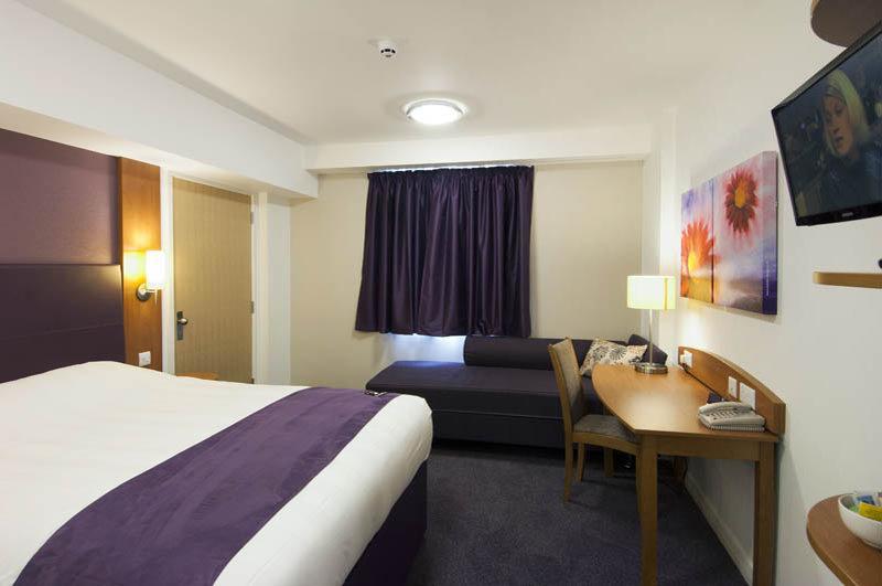 Premier Inn Basingstoke West ภายนอก รูปภาพ