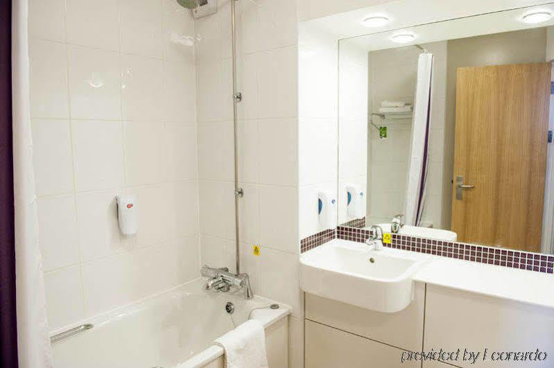 Premier Inn Basingstoke West ภายนอก รูปภาพ